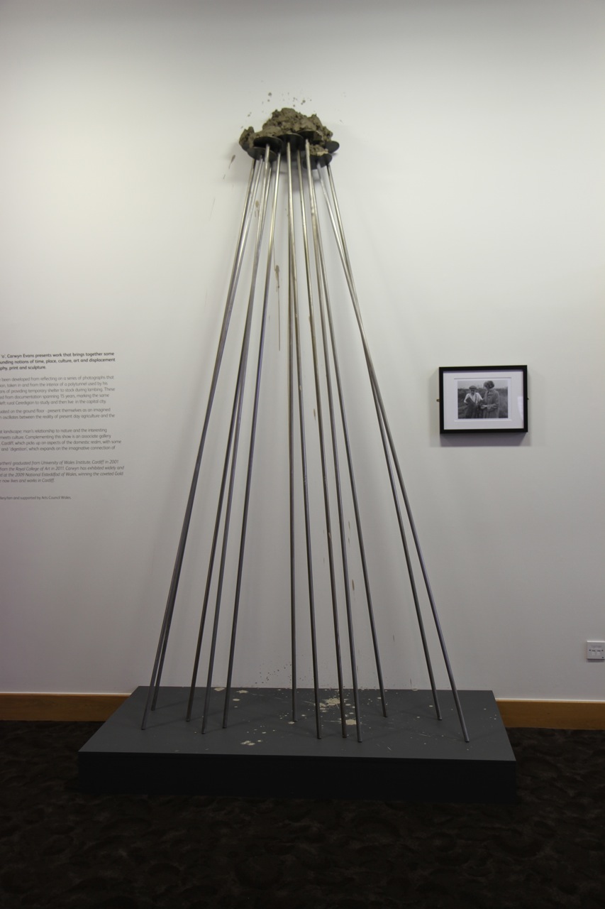 Dadleolwyd / Displaced, Clai wedi’i ddatgladdu, dur / Unearthed clay, steel. Dimensiynau amrywiol / Dimensions vary.